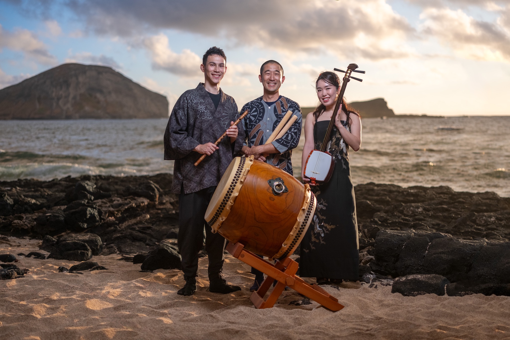 MikAnS smiling together with taiko, shinobue, and shamisen
